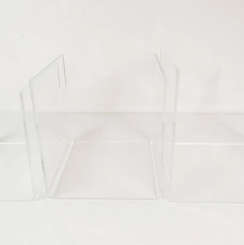 Ensemble de tables modulables en plexiglas, France, années 1970.