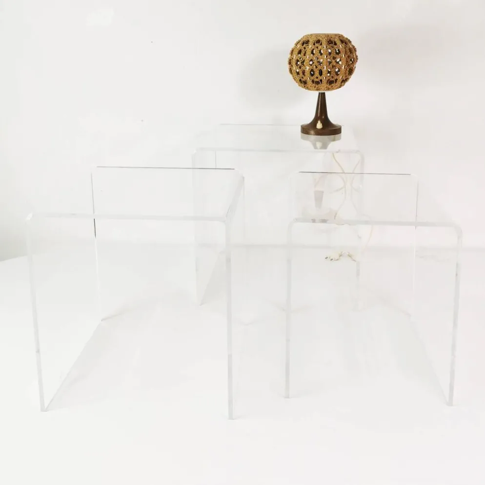 Ensemble de tables modulables en plexiglas, France, années 1970.