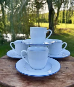 Ensemble de 4 tasses à café et soucoupes blanches liseré bleu degrenne