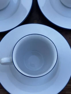 Ensemble de 4 tasses à café et soucoupes blanches liseré bleu degrenne