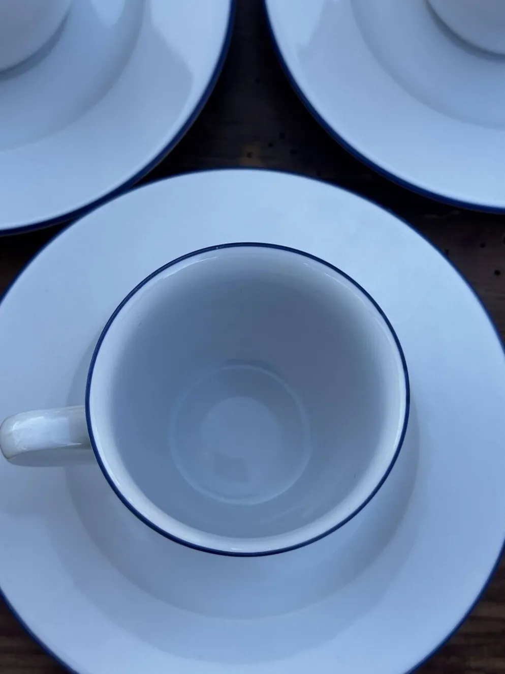 Ensemble de 4 tasses à café et soucoupes blanches liseré bleu degrenne