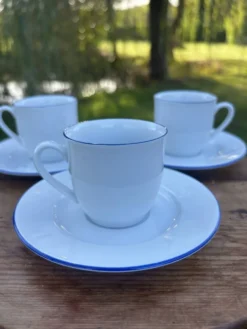 Ensemble de 4 tasses à café et soucoupes blanches liseré bleu degrenne