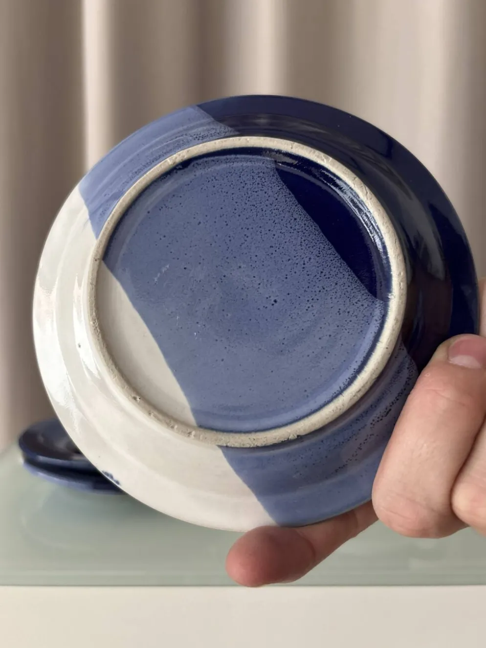 Ensemble de 4 tasses et soucoupes en poterie vintage – Émaillées à la main en bleu et blanc