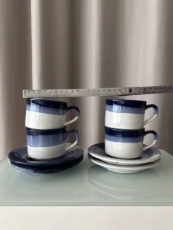 Ensemble de 4 tasses et soucoupes en poterie vintage – Émaillées à la main en bleu et blanc