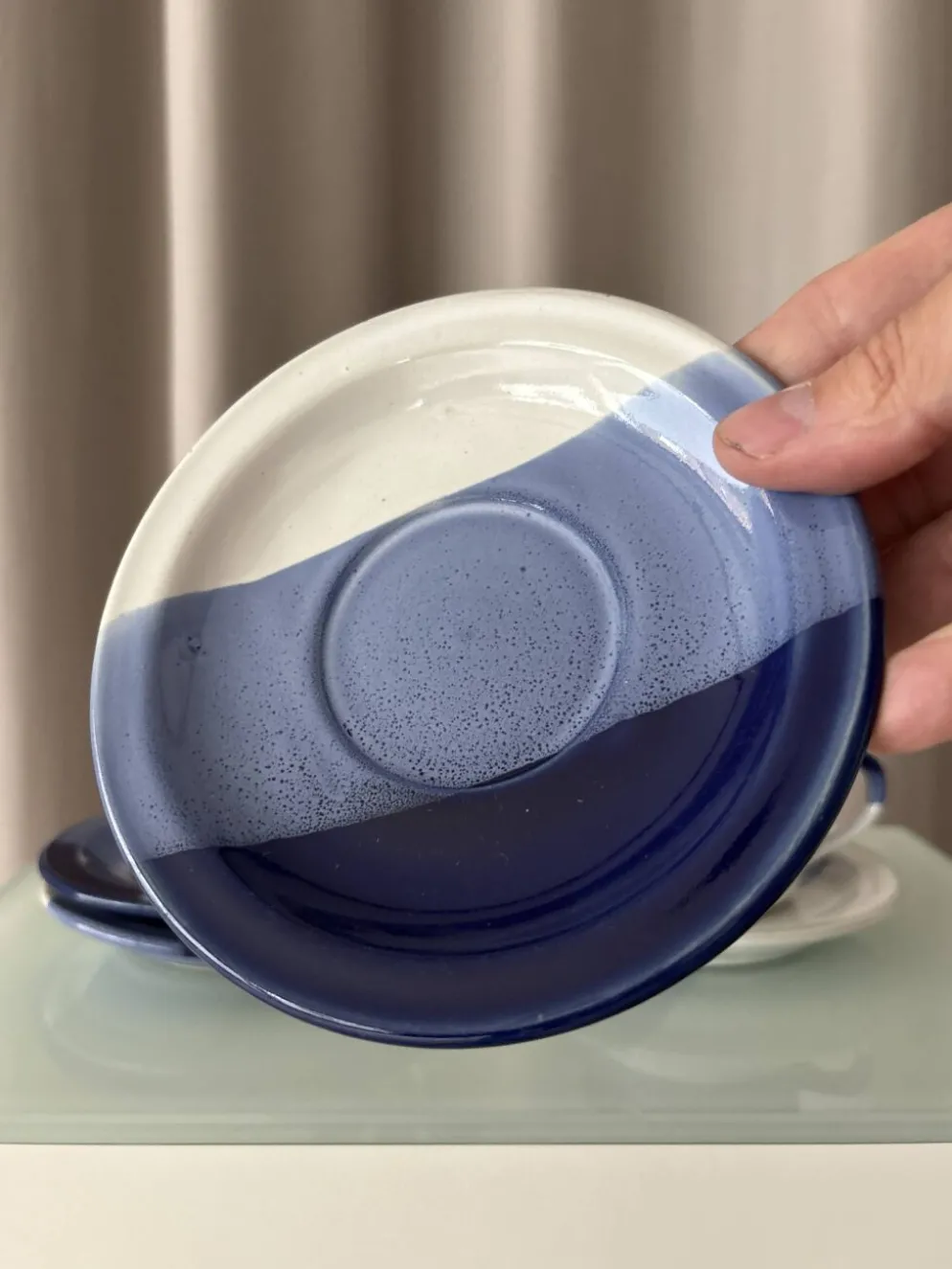 Ensemble de 4 tasses et soucoupes en poterie vintage – Émaillées à la main en bleu et blanc