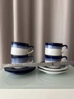Ensemble de 4 tasses et soucoupes en poterie vintage – Émaillées à la main en bleu et blanc