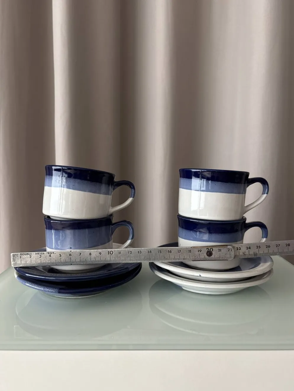 Ensemble de 4 tasses et soucoupes en poterie vintage – Émaillées à la main en bleu et blanc