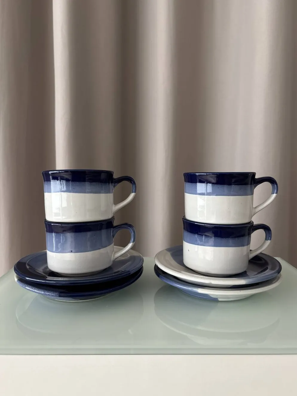 Ensemble de 4 tasses et soucoupes en poterie vintage – Émaillées à la main en bleu et blanc