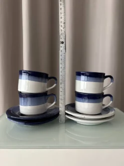 Ensemble de 4 tasses et soucoupes en poterie vintage – Émaillées à la main en bleu et blanc