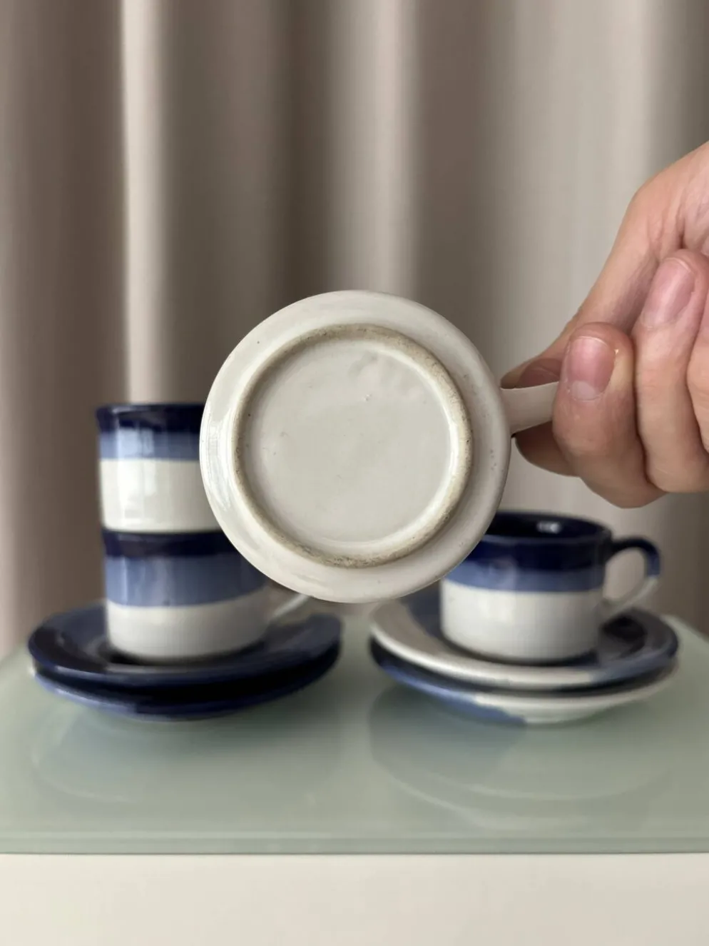Ensemble de 4 tasses et soucoupes en poterie vintage – Émaillées à la main en bleu et blanc