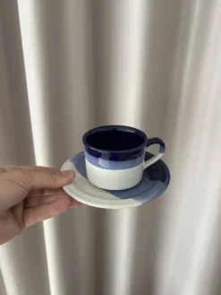 Ensemble de 4 tasses et soucoupes en poterie vintage – Émaillées à la main en bleu et blanc