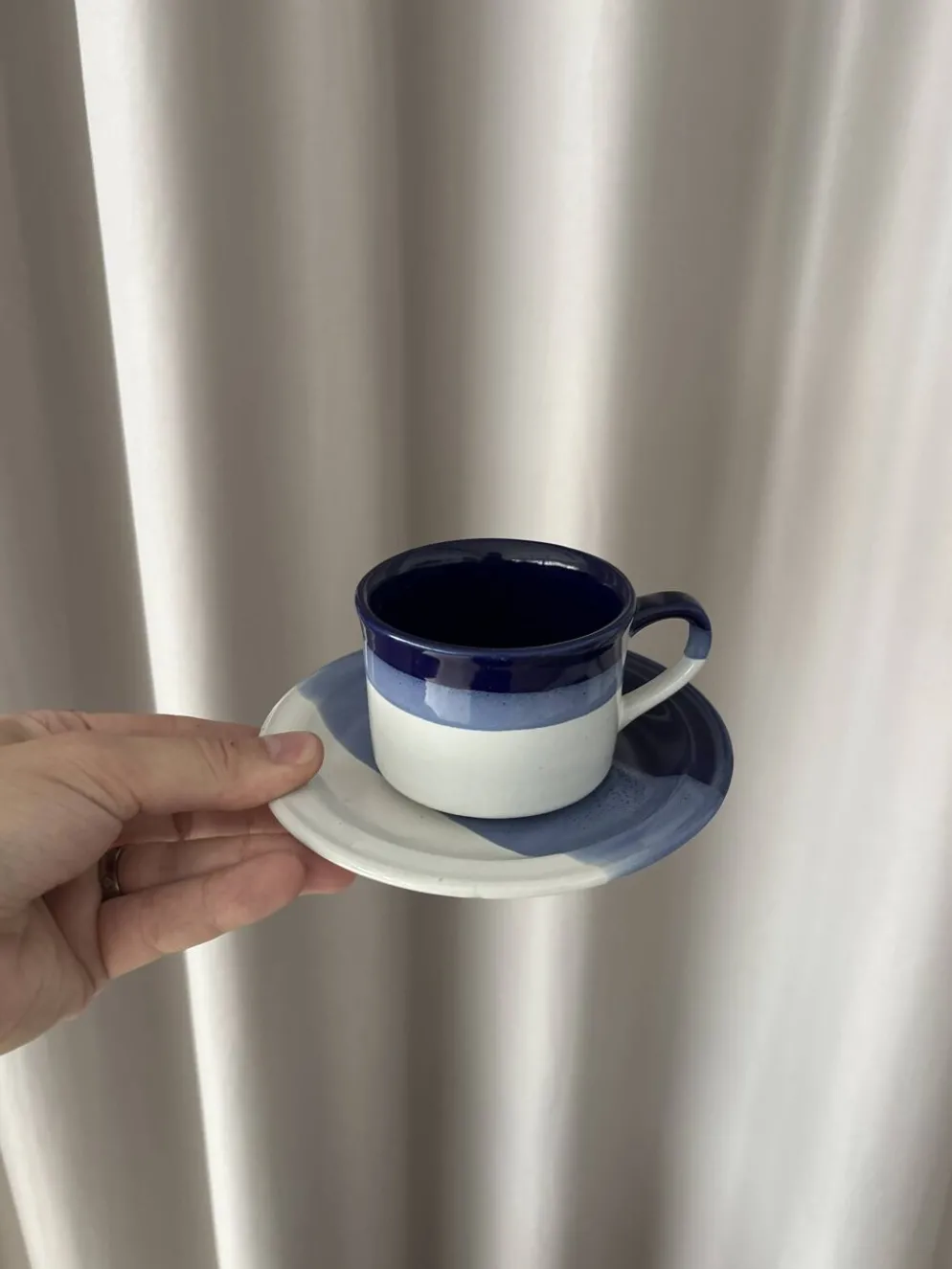 Ensemble de 4 tasses et soucoupes en poterie vintage – Émaillées à la main en bleu et blanc