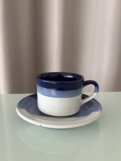 Ensemble de 4 tasses et soucoupes en poterie vintage – Émaillées à la main en bleu et blanc