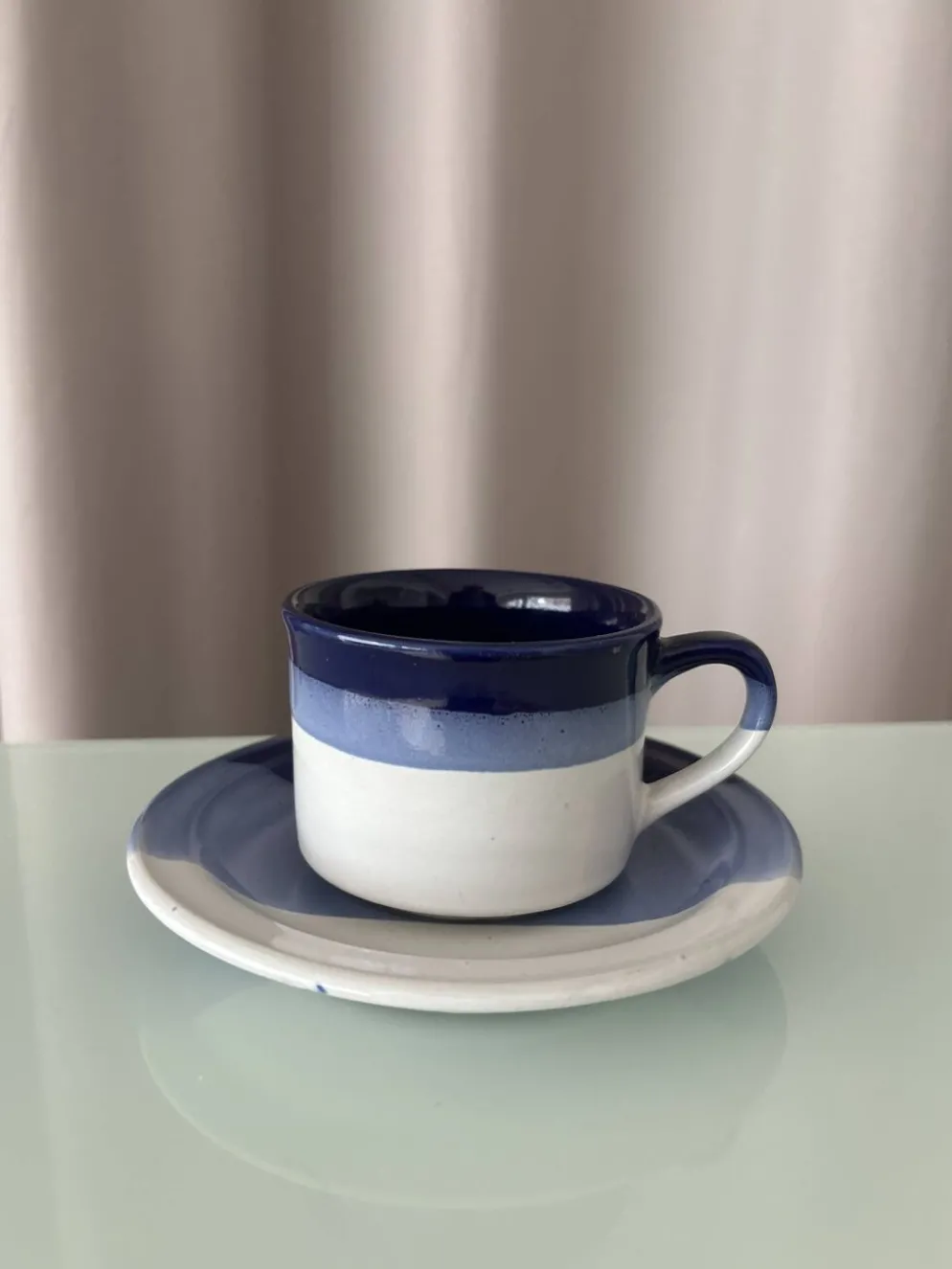 Ensemble de 4 tasses et soucoupes en poterie vintage – Émaillées à la main en bleu et blanc
