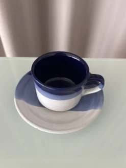 Ensemble de 4 tasses et soucoupes en poterie vintage – Émaillées à la main en bleu et blanc