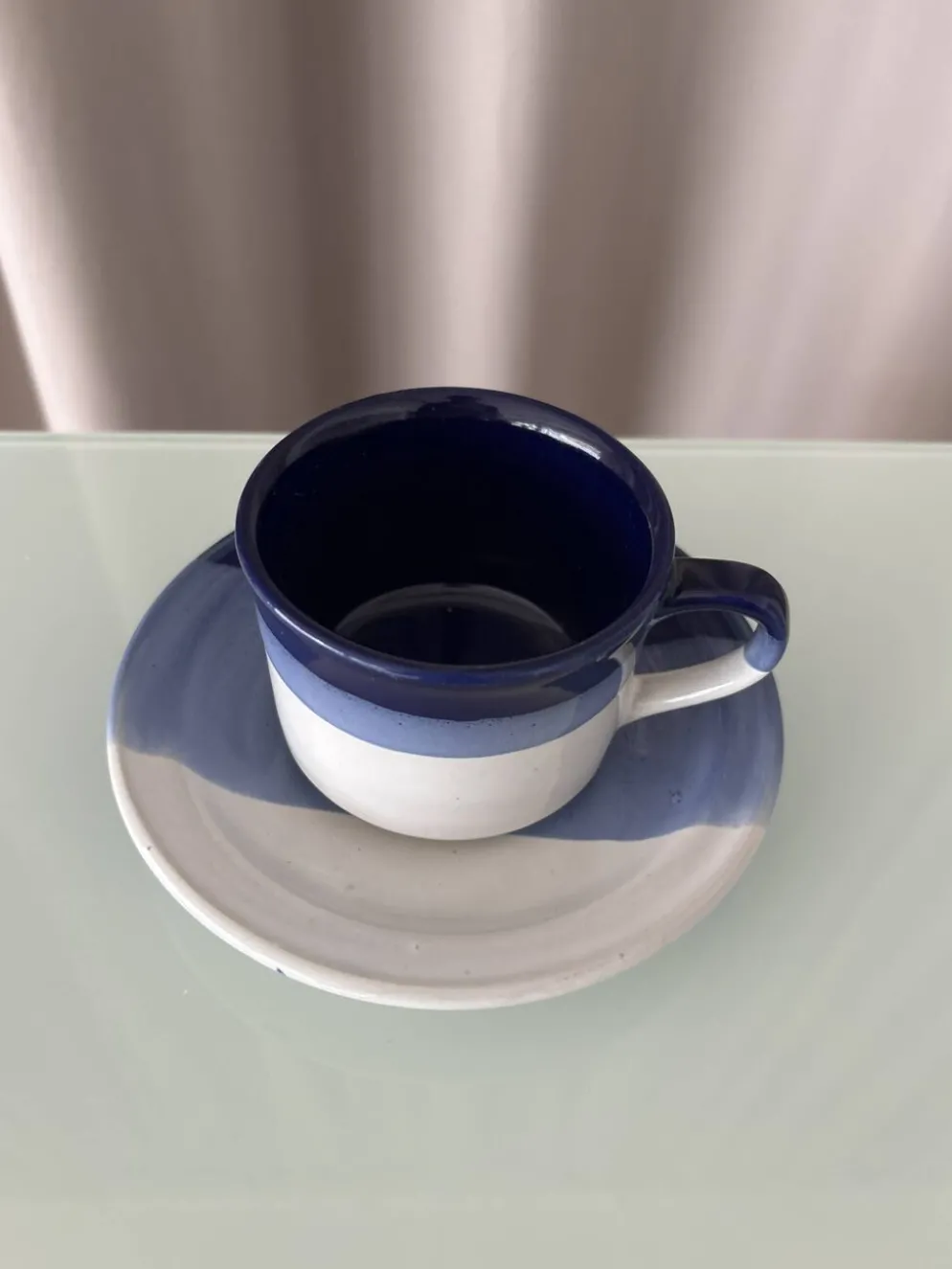 Ensemble de 4 tasses et soucoupes en poterie vintage – Émaillées à la main en bleu et blanc