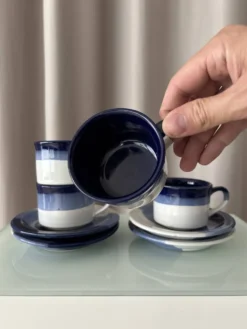 Ensemble de 4 tasses et soucoupes en poterie vintage – Émaillées à la main en bleu et blanc