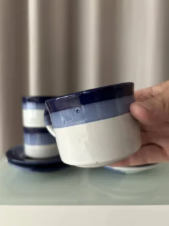 Ensemble de 4 tasses et soucoupes en poterie vintage – Émaillées à la main en bleu et blanc