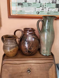 Ensemble de trois pichets et broc artisanaux en céramique vintage