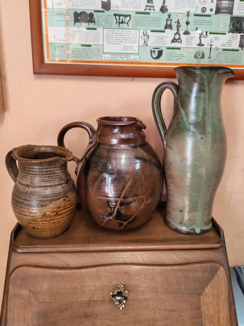 Ensemble de trois pichets et broc artisanaux en céramique vintage