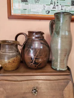 Ensemble de trois pichets et broc artisanaux en céramique vintage