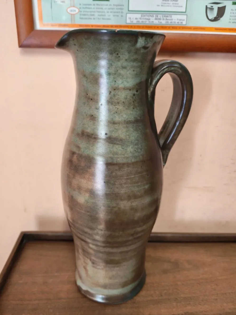 Ensemble de trois pichets et broc artisanaux en céramique vintage