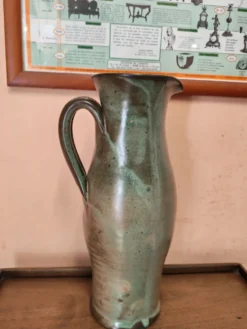 Ensemble de trois pichets et broc artisanaux en céramique vintage