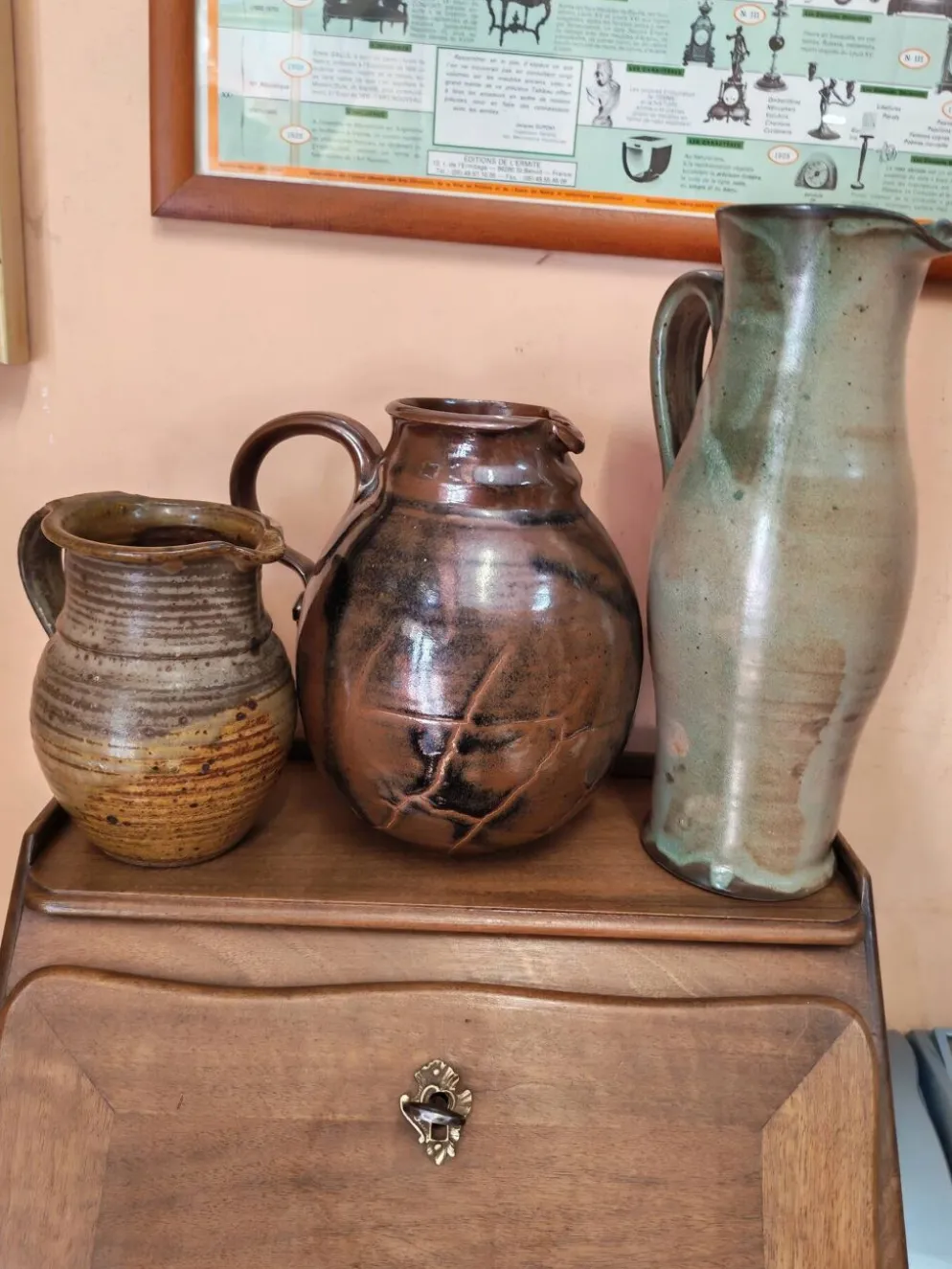 Ensemble de trois pichets et broc artisanaux en céramique vintage