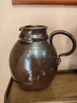 Ensemble de trois pichets et broc artisanaux en céramique vintage