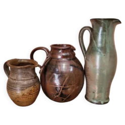 Ensemble de trois pichets et broc artisanaux en céramique vintage