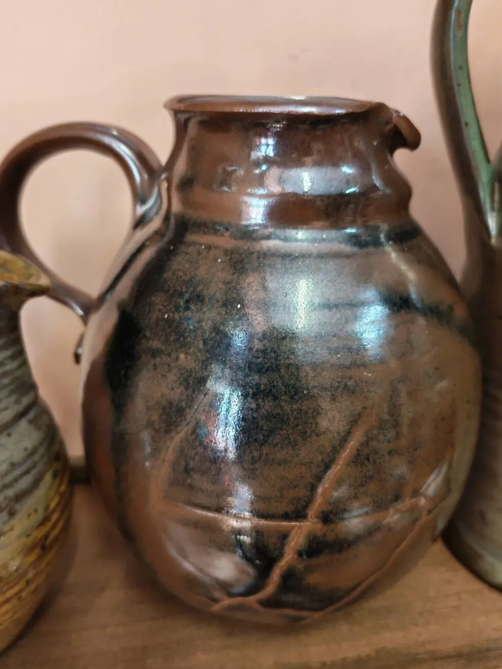 Ensemble de trois pichets et broc artisanaux en céramique vintage