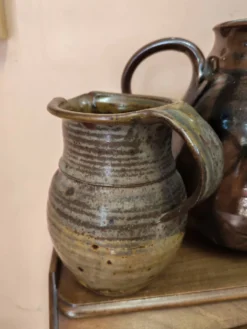 Ensemble de trois pichets et broc artisanaux en céramique vintage