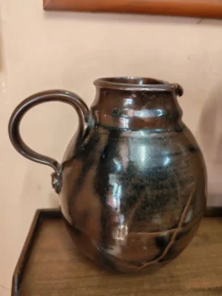 Ensemble de trois pichets et broc artisanaux en céramique vintage