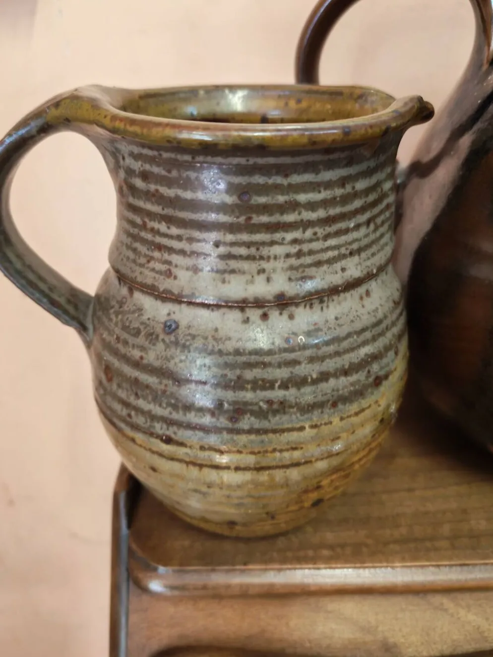 Ensemble de trois pichets et broc artisanaux en céramique vintage