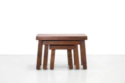 Ensemble de trois tables d'appoint en chêne brutalistes des années 1970.