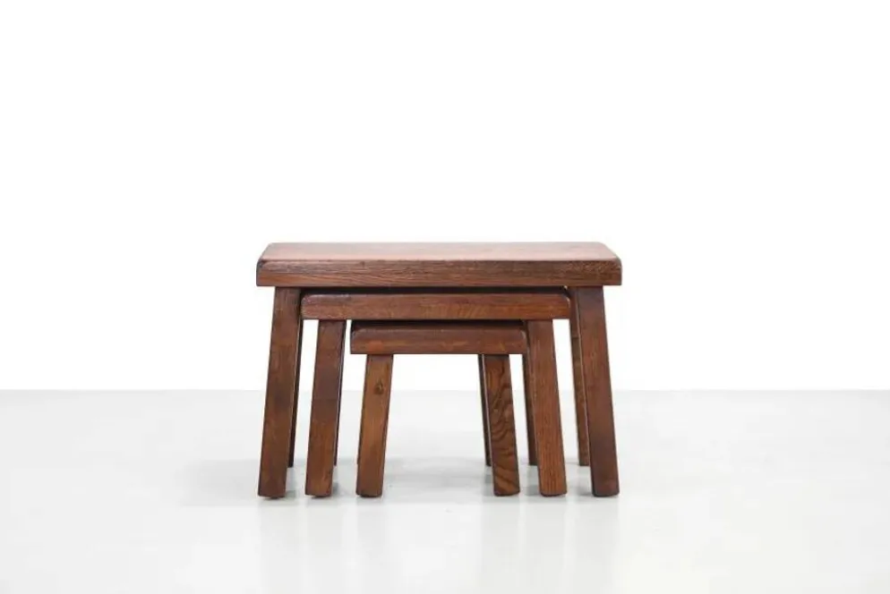 Ensemble de trois tables d'appoint en chêne brutalistes des années 1970.