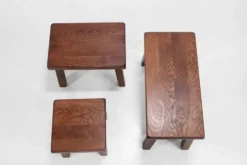 Ensemble de trois tables d'appoint en chêne brutalistes des années 1970.