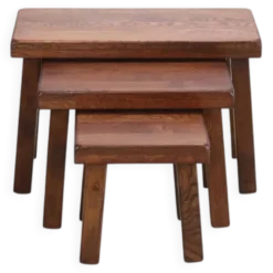 Ensemble de trois tables d'appoint en chêne brutalistes des années 1970.