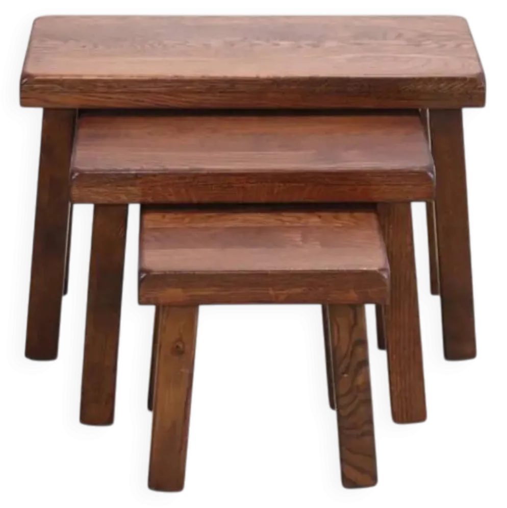 Ensemble de trois tables d'appoint en chêne brutalistes des années 1970.
