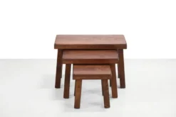 Ensemble de trois tables d'appoint en chêne brutalistes des années 1970.