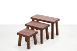 Ensemble de trois tables d'appoint en chêne brutalistes des années 1970.