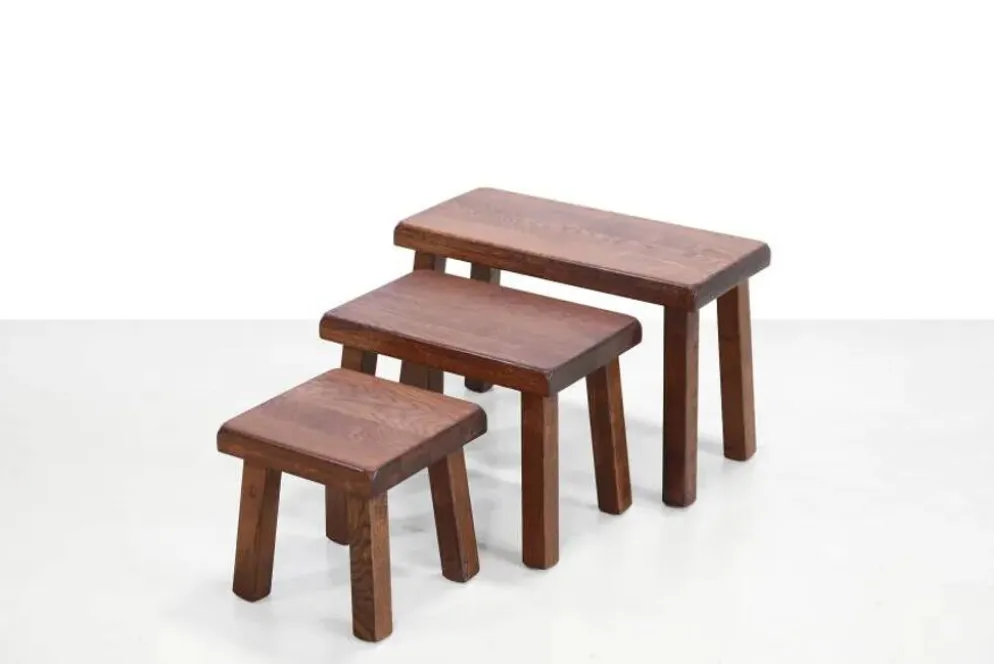 Ensemble de trois tables d'appoint en chêne brutalistes des années 1970.