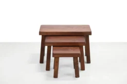 Ensemble de trois tables d'appoint en chêne brutalistes des années 1970.