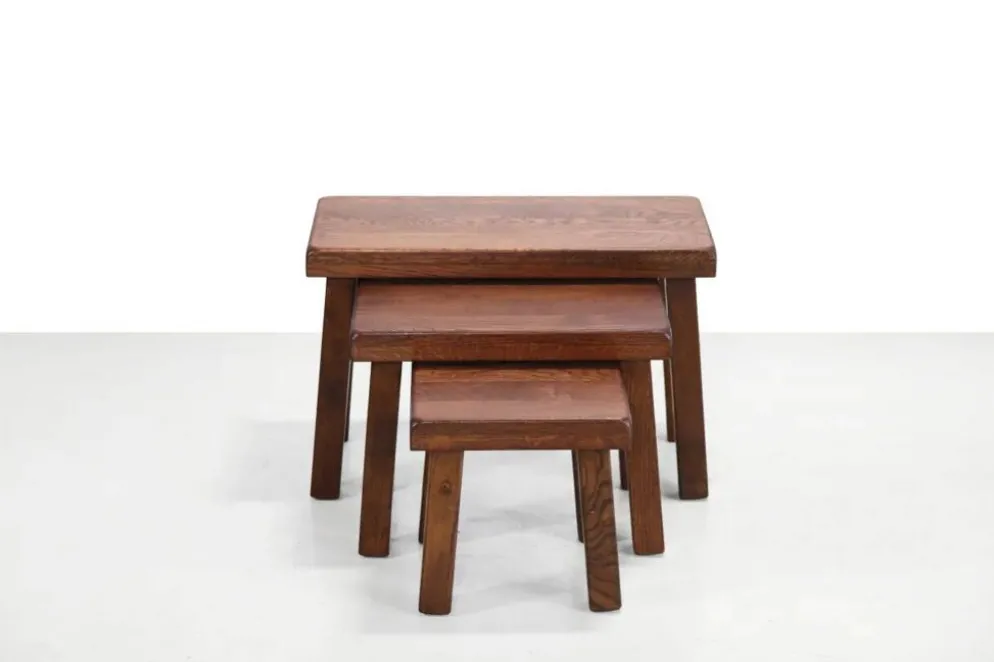Ensemble de trois tables d'appoint en chêne brutalistes des années 1970.