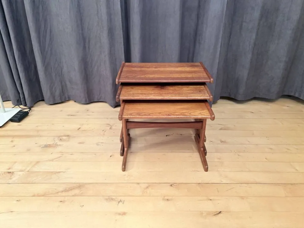 Ensemble de trois tables en teck, Danemark, années 1960.