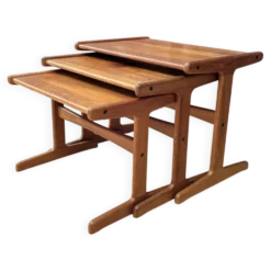 Ensemble de trois tables en teck, Danemark, années 1960.