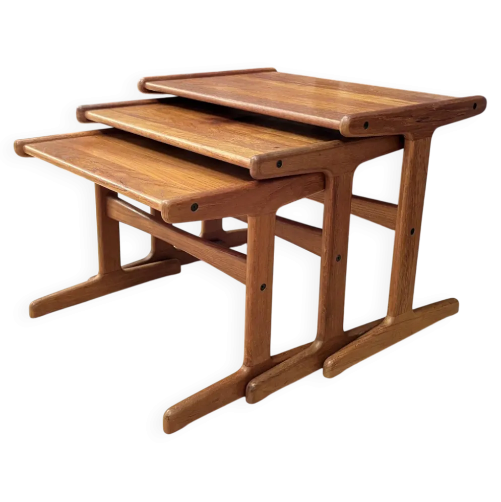 Ensemble de trois tables en teck, Danemark, années 1960.