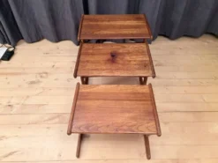 Ensemble de trois tables en teck, Danemark, années 1960.