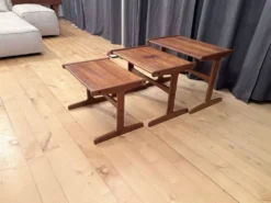 Ensemble de trois tables en teck, Danemark, années 1960.