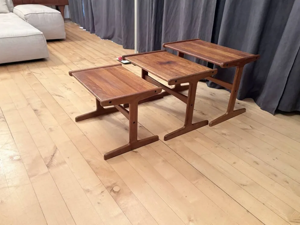 Ensemble de trois tables en teck, Danemark, années 1960.